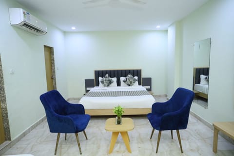 Family Double Room | Desk, laptop workspace, free WiFi