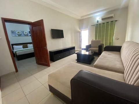 Comfort Suite, Balcony, City View | Living area