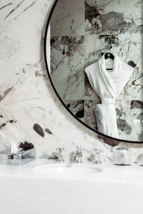 Basic Suite | Bathroom | Free toiletries, hair dryer, bathrobes, slippers