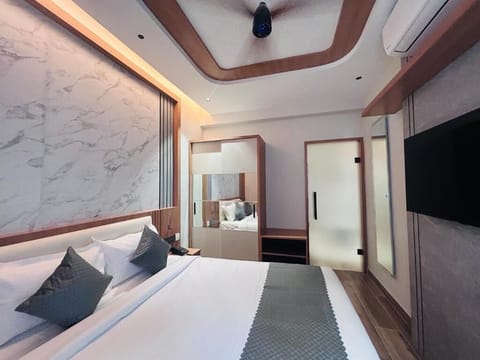 Executive Suite | Desk, free WiFi, bed sheets