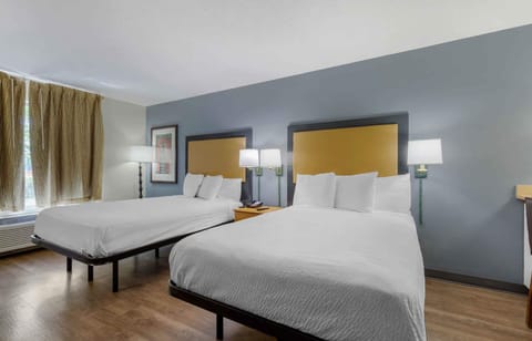 Studio, 2 Double Beds, Non Smoking | Desk, iron/ironing board, WiFi (free), bed sheets