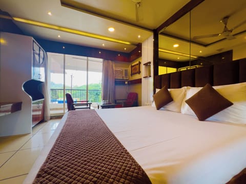 Suite, City View | Desk, laptop workspace, soundproofing