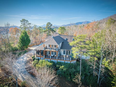 Starry Ridge is perched in a beautiful mountain setting, just minutes from the Rumbling Bald Amenities: Pools, Restaurants, Golf Courses, Mini-Golf, Basketball and Tennis Courts...
