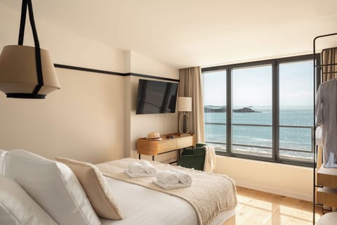 Double Room, Sea View | Premium bedding, in-room safe, desk, blackout drapes