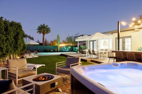 Hot Tub, fire pit and outdoor kitchen for peaceful evenings in the desert.
