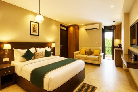 Deluxe Double Room, City View | Desk, free WiFi