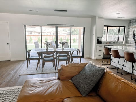 Living room/dining area