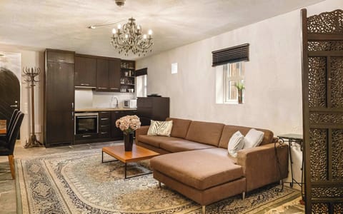 Warm living area – Relax by the fireplace in comfort.