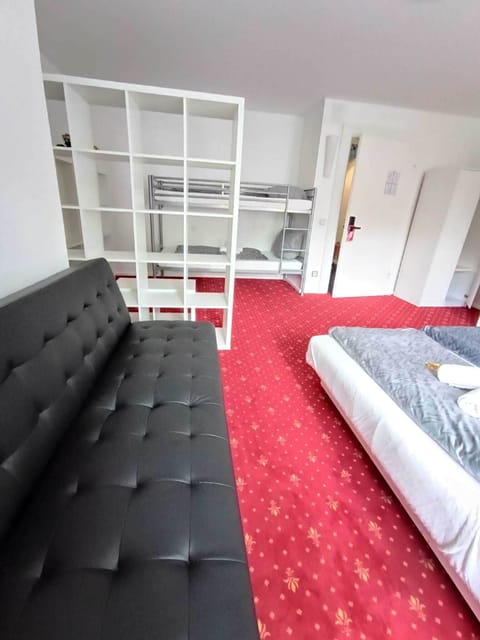 Quadruple Room | Minibar, free WiFi, bed sheets
