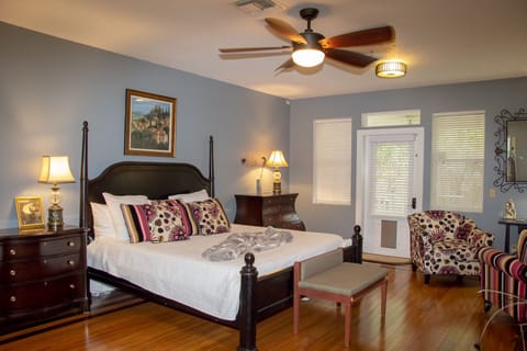 Bedroom with Queen bed