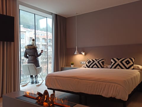 Deluxe Studio Suite | Desk, laptop workspace, free WiFi