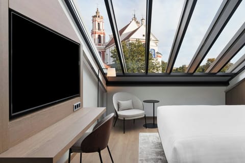 Room, 1 Queen Bed | In-room safe, desk, laptop workspace, soundproofing