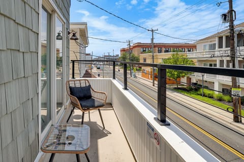 Wildwood Vacation Rental | 2BR | 1BA | 710 Sq Ft | Stairs to Enter