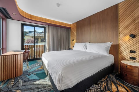 Premium Double Room, 1 King Bed | In-room safe, desk, laptop workspace, blackout drapes