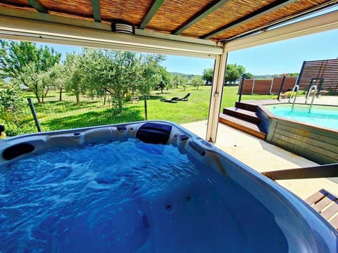Outdoor spa tub