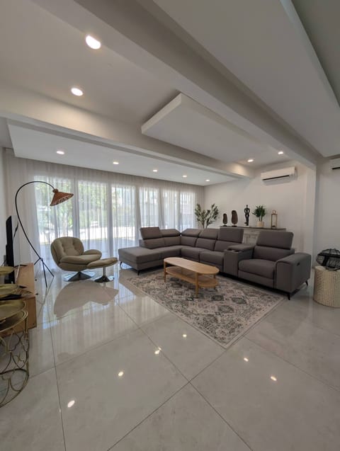 Bungalow, 6 Bedrooms, Accessible, Smoking | Living area