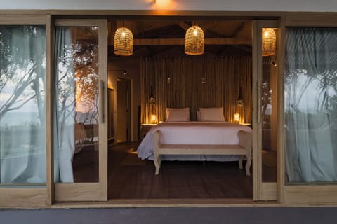 Premium bedding, pillowtop beds, minibar, free WiFi