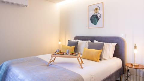 Wake up in comfort with this stylishly decorated bedroom, complete with plush bedding, accent pillows, and soft ambient lighting. #CozyStayGaia #StylishBedroom #AirbnbPortugal #ComfortAndStyle