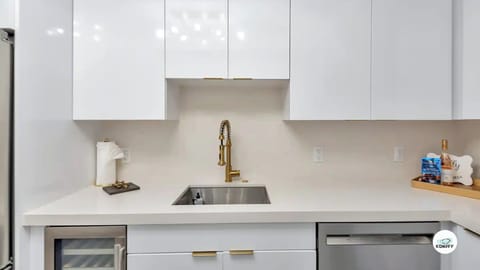 Design Apartment, Balcony, Garden View | Private kitchen | Dining tables