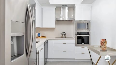 Design Apartment, Balcony, Garden View | Private kitchen | Dining tables