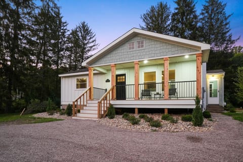 Step onto the inviting front porch of your Hocking Hills retreat, The Bend. With cozy seating, modern design, and peaceful wooded surroundings, this cabin is your gateway to comfort, nature, and lasting memories.