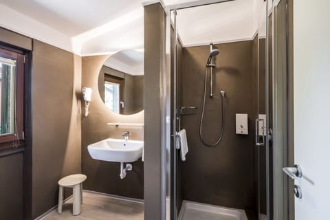 Standard Double Room | Bathroom | Shower, free toiletries, hair dryer, bidet