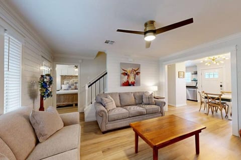 Living Room w/ pull out sofa and tv