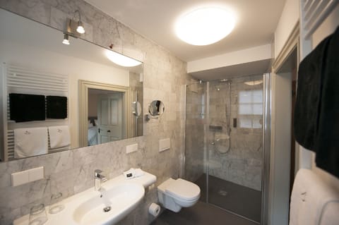 Shower, rainfall showerhead, free toiletries, hair dryer