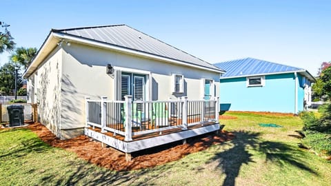 Your private Maravilla cottage with classic coastal curb appeal.
