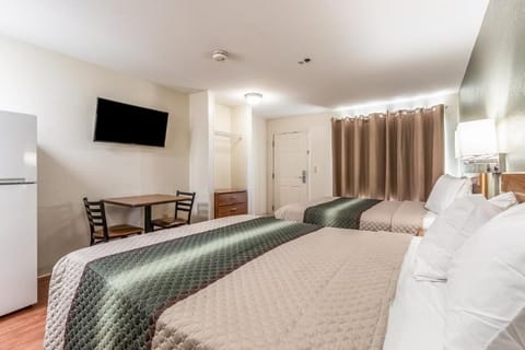 Studio, 2 Queen Beds | Free WiFi, bed sheets