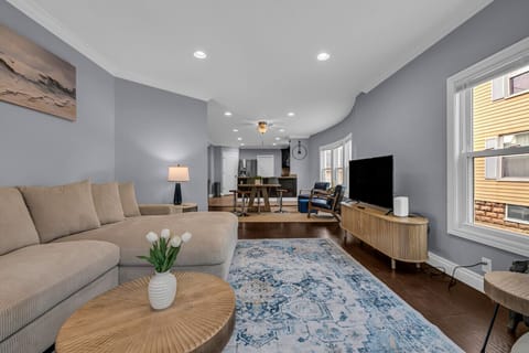 That curve in the wall? Architecturally flirtatious. Living, dining, lounging—all in one airy sweep.