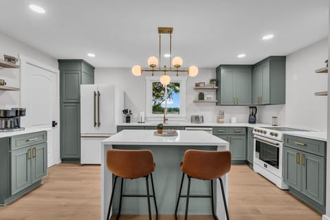 Modern glam meets farmhouse calm—just try not to swoon.