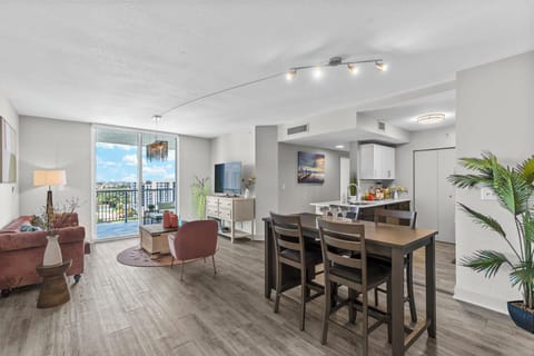 Deluxe Condo, 2 Bedrooms, City View | Living area