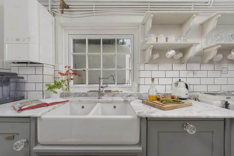 Kitchen with partitioned sink and plenty of worktop space - Almond Cottage