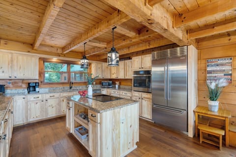 Large kitchen island for meal prepping. (Big Bear Lodge)