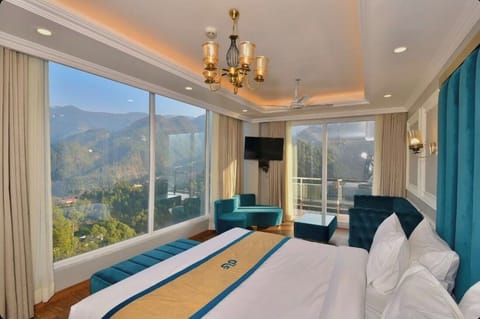 Luxury Suite, Mountain View | In-room safe, desk, laptop workspace, iron/ironing board