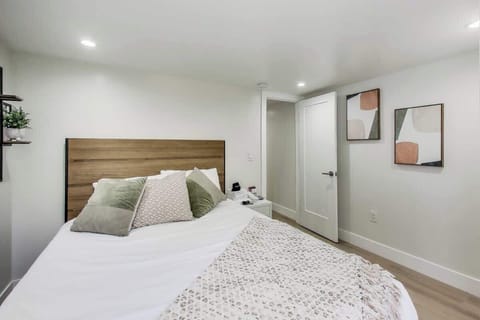 Cozy 2nd bedroom.
