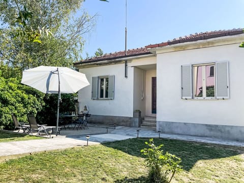 Building, Window, House, Home, Roof, Residential Area, Cottage, Door, Land Lot, Rural Area