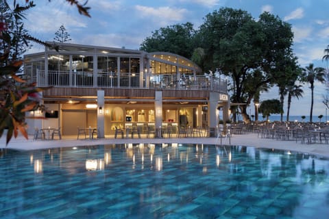 Poolside bar