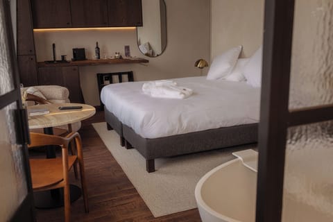 Deluxe Double Room, Garden View | Bathroom | Slippers