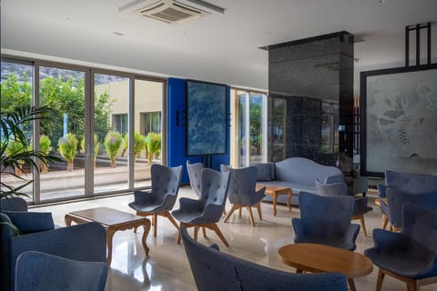 4 bars/lounges, 3 poolside bars