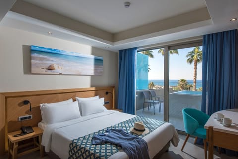 Suite with Outdoor Whirlpool (5 persons) | Desk, blackout drapes, soundproofing, iron/ironing board