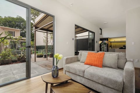 Sala de estar con vista a la terraza privada