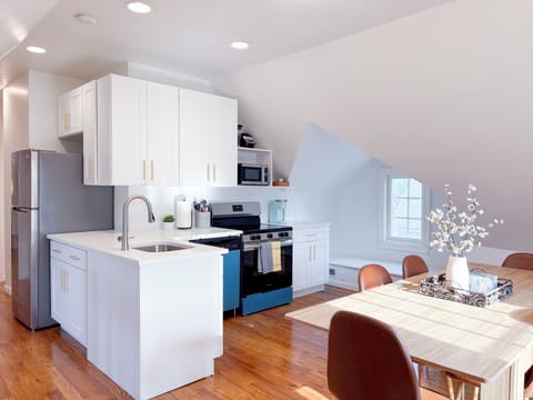 Kitchen: Fully stocked with meal cooking essentials