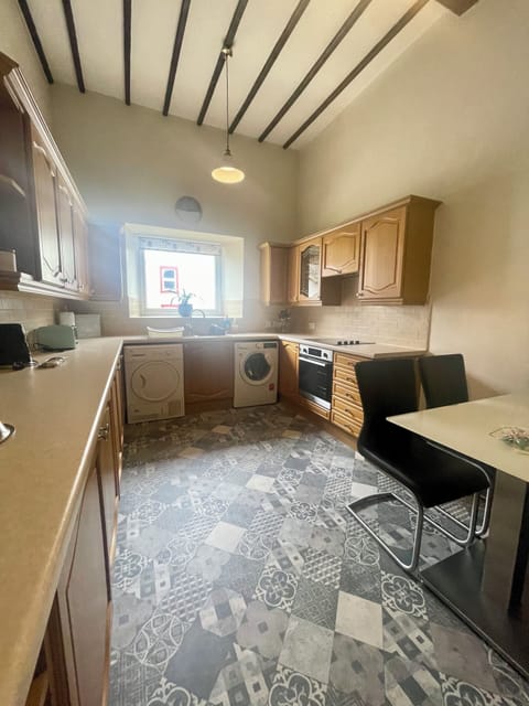 Fully equipped kitchen with washing machine/tumble dryer