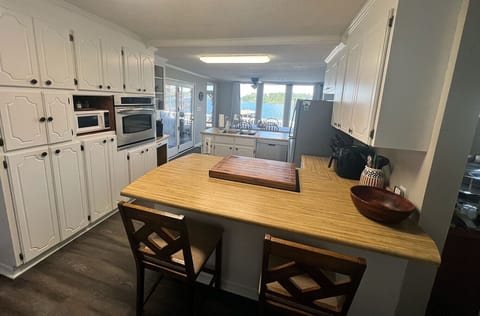 Kitchen with 3 bar stools
