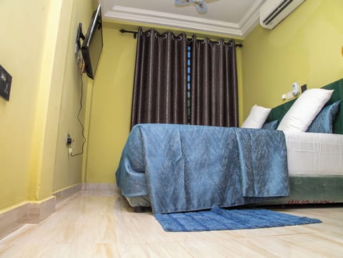 Deluxe Studio, 1 King Bed | In-room safe, desk, laptop workspace, iron/ironing board (on request)