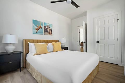 This cozy Austin retreat features a serene bedroom with a plush queen bed, stylish yet understated decor, a ceiling fan for added comfort.