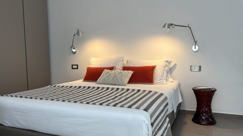 Laptop workspace, free WiFi, bed sheets