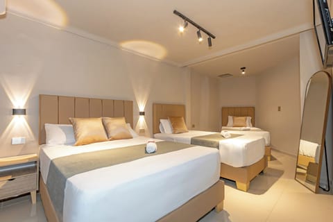Standard Quadruple Room | Desk, soundproofing, WiFi (free), bed sheets